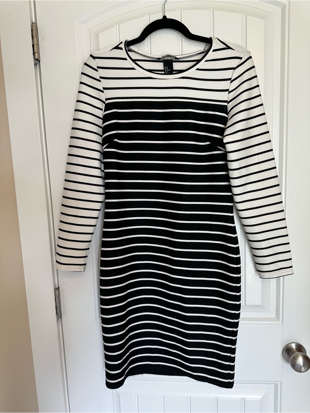 H&M Black and White Stretchy Striped Long Sleeve Dress